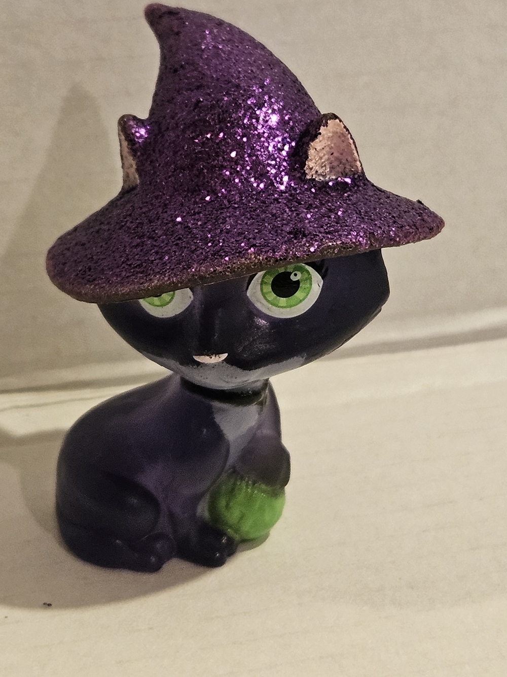 Disney Junior Vampirina Phoebe the Cat 2" PVC Mini Figurine – Glitter Witch Hat